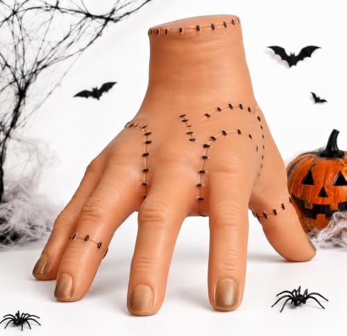 Main Mercredi Famille Addams Halloween